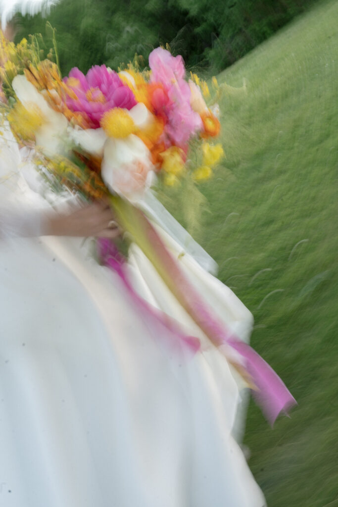 A blurry picture of the bouquet.